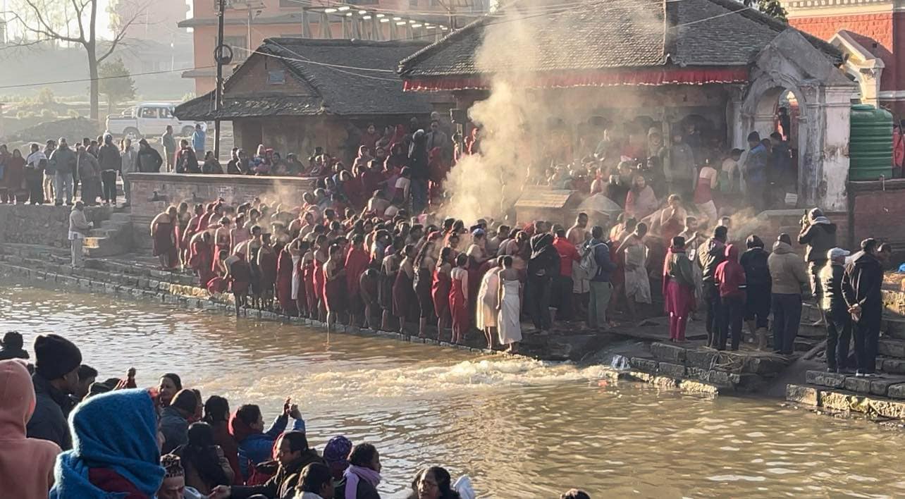 पनौती त्रिवेणीघाटमा भक्तजनहरूको पवित्र स्नान: माधव नारायण व्रतको धार्मिक अनुष्ठान सम्पन्न
